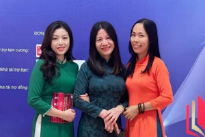 Nhà báo Nguyễn Hoài (bên trái ngoài cùng) và các thành viên trong nhóm.