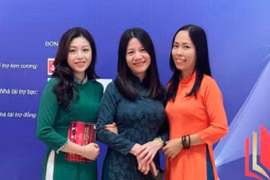 Nhà báo Nguyễn Hoài (bên trái ngoài cùng) và các thành viên trong nhóm.