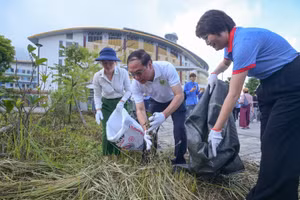 Sau phần nghi thức và phát biểu khai mạc của lễ phát động, toàn thể đại biểu, đoàn viên thanh niên và người dân đã cùng tham gia chuỗi hoạt động thiết thực vì môi trường như thu gom rác, vệ sinh cảnh quan, trồng cây xanh quanh khu vực Công viên và Cung Thiếu nhi Hà Nội.