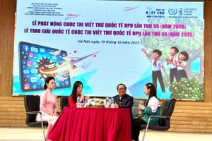 Giao lưu của khách mời. Ảnh LA.