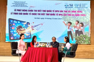 Giao lưu của khách mời. Ảnh LA.