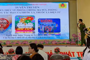 Trường THPT Cao Lộc (phường Kỳ Lừa, tỉnh Lạng Sơn) phối hợp với công an để tuyên truyền, giáo dục học sinh tác hại của thuốc lá, thuốc lá điện tử. Ảnh NTCC.