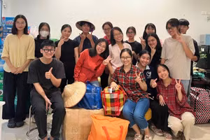 Sinh viên nhiều trường tổ chức hoạt động quyên góp người dân vùng lũ.