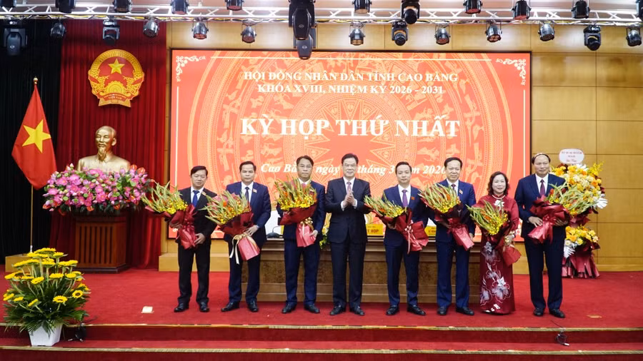 Phó Bí thư Tỉnh ủy, Chủ tịch Ủy ban MTTQ tỉnh Cao Bằng Vũ Hồng Quang chúc mừng các ông, bà trúng cử.