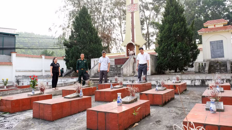 Đoàn công tác của tỉnh Thái Nguyên khảo sát tại nghĩa trang liệt sĩ trên địa bàn xã Vô Tranh.
