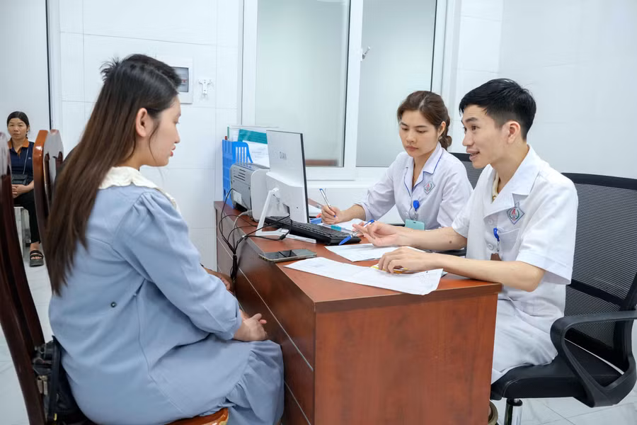 Nữ công nhân, viên chức, lao động được bác sĩ Bệnh viện A Thái Nguyên khám, tư vấn thai sản miễn phí.