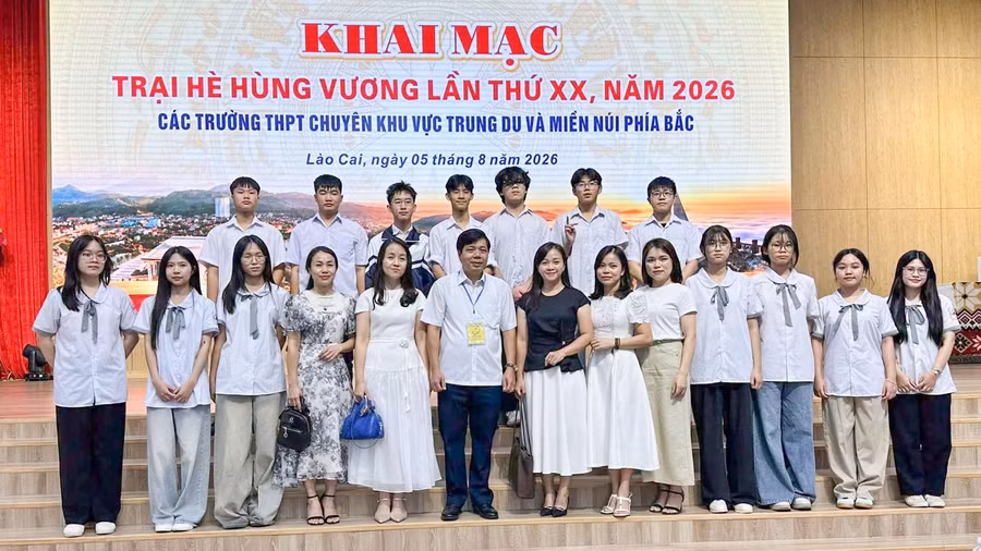 Thầy cô giáo và học sinh Trường THPT Chuyên Cao Bằng tham dự Trại hè Hùng Vương.