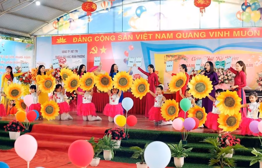 Tiết mục văn nghệ đặc sắc của cô và trò Trường Tiểu học Minh Phương tại buổi gặp mặt Kỷ niệm 42 năm Ngày Nhà giáo Việt Nam (20/11/1982 - 20/11/2024).