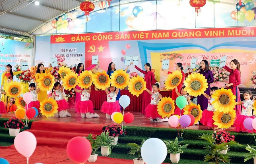 Tiết mục văn nghệ đặc sắc của cô và trò Trường Tiểu học Minh Phương tại buổi gặp mặt Kỷ niệm 42 năm Ngày Nhà giáo Việt Nam (20/11/1982 - 20/11/2024).
