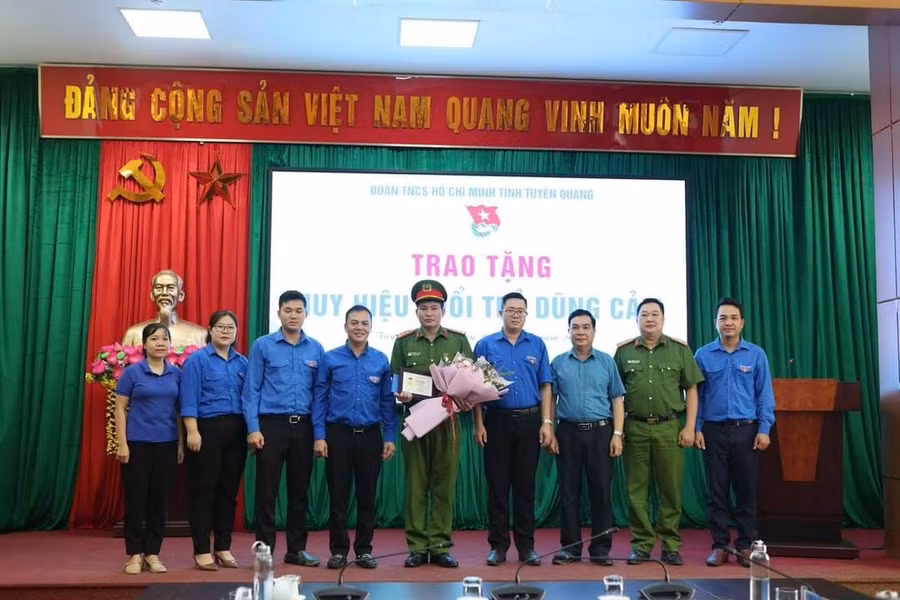 Đại úy Lục Văn Nguyên được trao tặng huy hiệu tuổi trẻ dũng cảm. (Ảnh :CA Tuyên Quang)