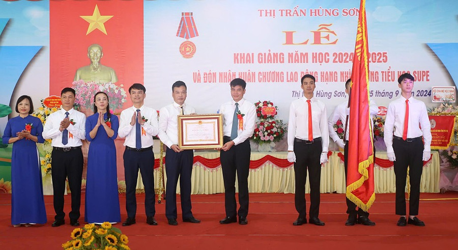 Ông Dương Hoàng Hương - Phó Chủ tịch Thường trực HĐND tỉnh Phú Thọ trao Huân chương Lao động hạng Nhì cho trường Tiểu học Supe, huyện Lâm Thao.