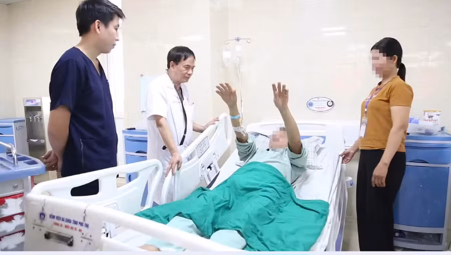 Người đàn ông 60 tuổi được các bác sỹ lấy cục máu đông hình dạng như 1 con giun trong mạch não.