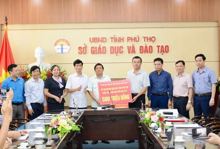 Thay mặt Bộ GD&ĐT, Công đoàn Giáo dục Việt Nam, Thứ trưởng Nguyễn Văn Phúc trao hỗ trợ cho ngành Giáo dục Phú Thọ số tiền 500 triệu đồng.