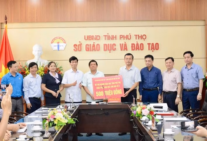 Thay mặt Bộ GD&ĐT, Công đoàn Giáo dục Việt Nam, Thứ trưởng Nguyễn Văn Phúc trao hỗ trợ cho ngành Giáo dục Phú Thọ số tiền 500 triệu đồng.
