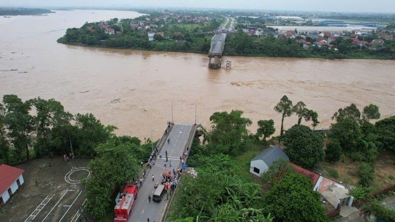 Cầu Phong Châu nối 2 huyện Lâm Thao và Tam Nông ở tỉnh Phú Thọ bị sập hôm 9/9.