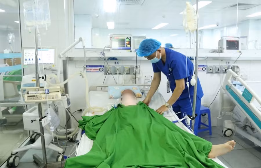 Cháu bé được các bác sỹ tại Bệnh viện Đa khoa tỉnh Phú Thọ cấp cứu. (Ảnh: BV Đa khoa Phú Thọ)