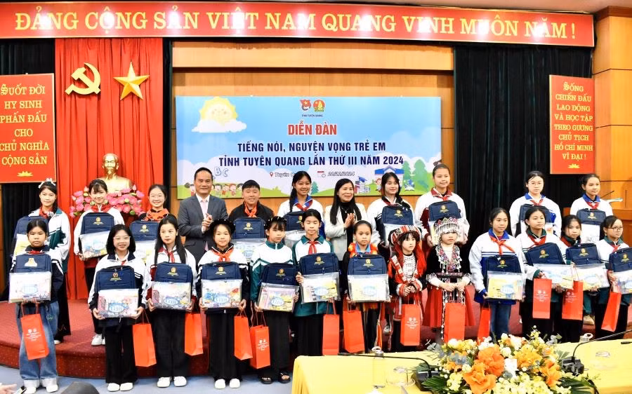 Lãnh đạo UBND tỉnh Tuyên Quang tặng quà cho các em thiếu nhi tham gia diễn đàn.