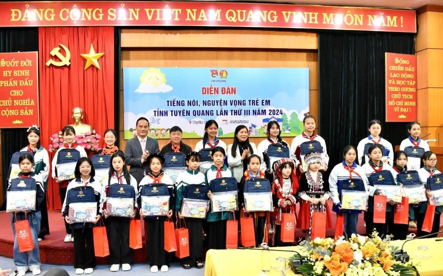 Lãnh đạo UBND tỉnh Tuyên Quang tặng quà cho các em thiếu nhi tham gia diễn đàn.