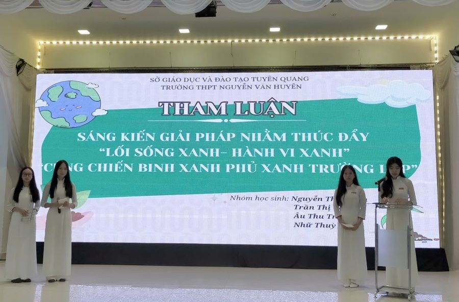 Nhóm học sinh trường THPT Nguyễn Văn Huyên tham luận tại hội thảo về sáng kiến, giải pháp nhằm thúc đẩy “Lối sống xanh – Hành vi xanh”, “Cùng chiến binh xanh phủ xanh trường lớp”.