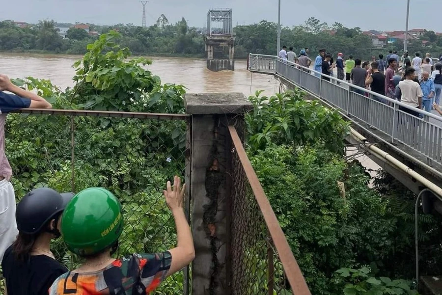 Cầu Phong Châu bị sập 1 phần đầu cầu phía huyện Tam Nông, tỉnh Phú Thọ.