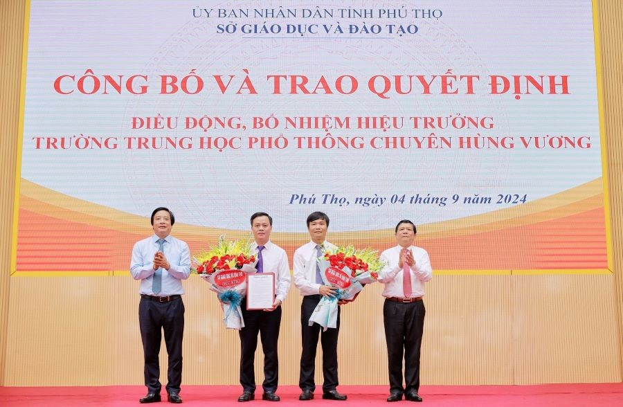 Lãnh đạo Sở GD&ĐT Phú Thọ và TP Việt Trì tặng hoa chúc mừng ông Đào Mạnh Thắng (thứ 2 từ phải sang) và ông Phạm Tuấn Anh.