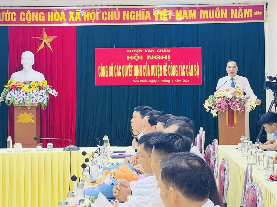 \Ông Đặng Duy Hiển - Phó Bí thư Huyện uỷ, Chủ tịch UBND huyện Văn Chấn phát biểu tại hội nghị.