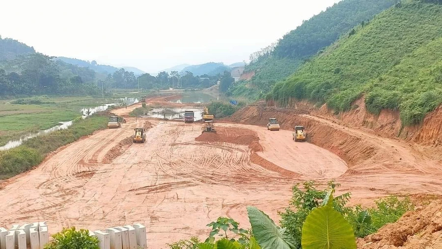 Dự án cao tốc Tuyên Quang - Hà Giang (giai đoạn 1), đoạn qua tỉnh Tuyên Quang đang được khẩn trương thi công.