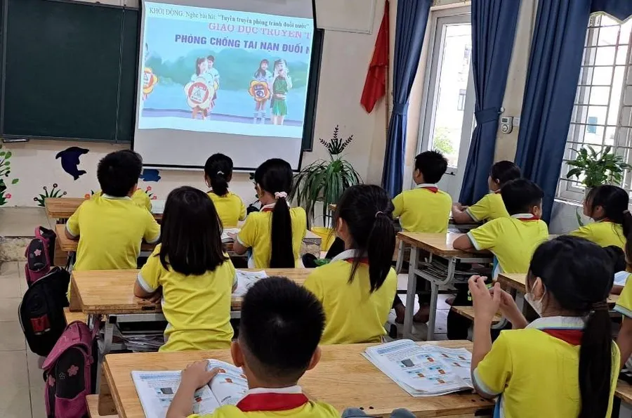 Trường Tiểu học Kim Ngọc tổ chức tiết học tuyên truyền tới học sinh những kiến thức cơ bản về cách phòng chống đuối nước.