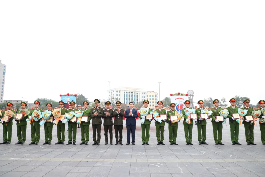 Ban tổ chức tặng hoa và quà lưu niệm cho các đoàn vận động viên tham gia Đại hội khỏe và hội thi.