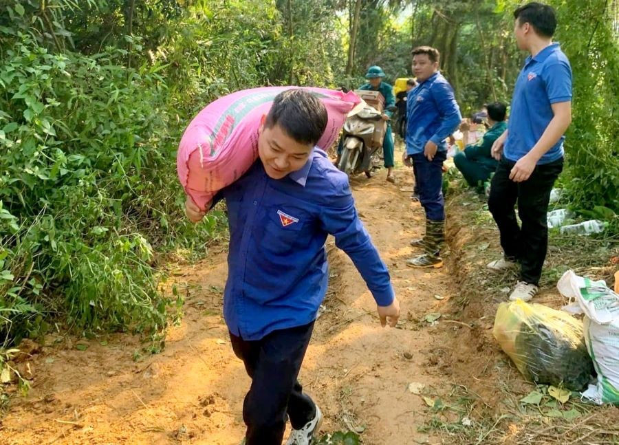 Các lực lượng hỗ trợ vận chuyển lương thực, thực phẩm, nhu yếu phẩm thiết yếu vào xã Trung Sơn, huyện Yên Lập.