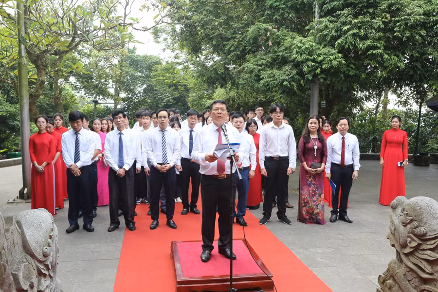 Lãnh đạo Sở GD&ĐT tỉnh Phú Thọ kính cáo với anh linh các Vua Hùng kết quả năm học 2023-2024.