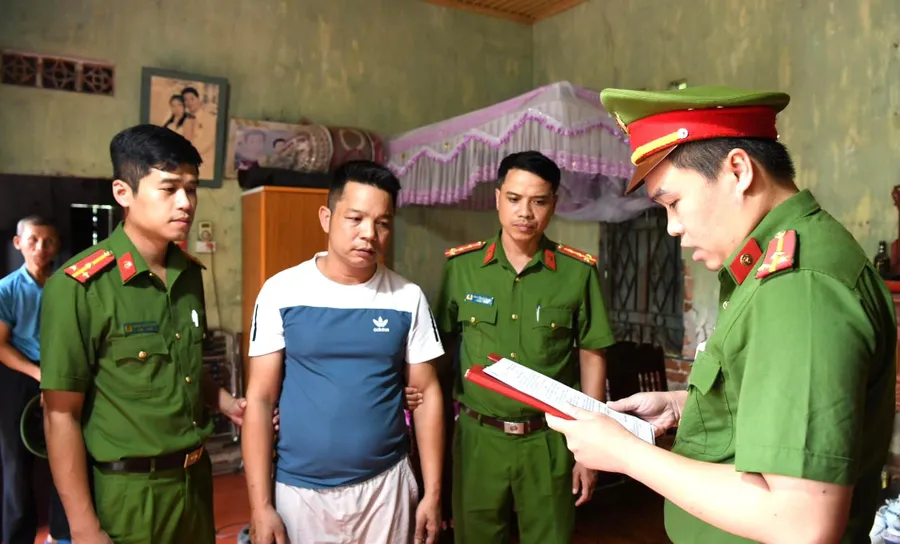 Cơ quan công an tống đạt quyết định khởi tố bị can đối với Lê Xuân Hùng (ảnh: Công an tỉnh Phú Thọ).