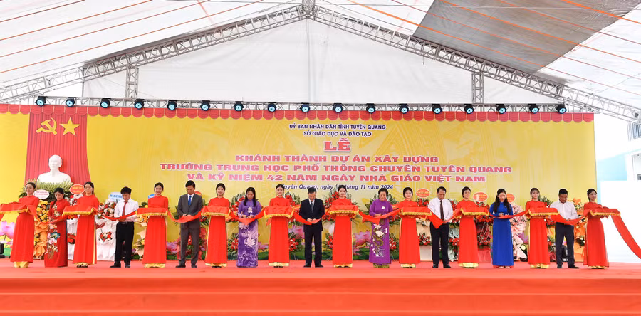 Lễ cắt băng khánh thành Trường THPT Chuyên Tuyên Quang.