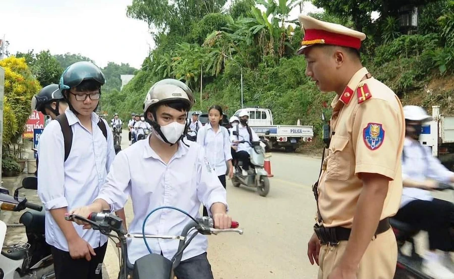 CSGT Tuyên Quang xử lý nghiêm những trường hợp học sinh, sinh viên, phụ huynh vi phạm các quy định về trật tự an toàn giao thông. (Ảnh: CA Tuyên Quang)