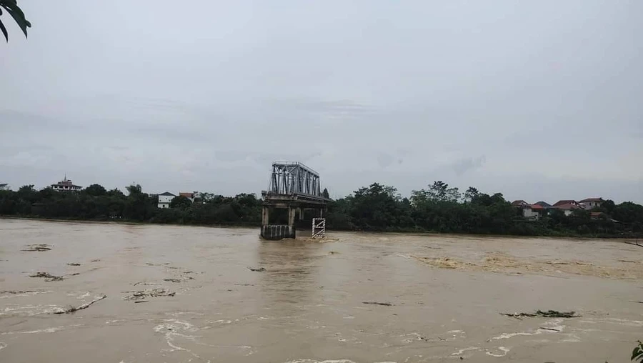 Cầu Phong Châu bị sập.