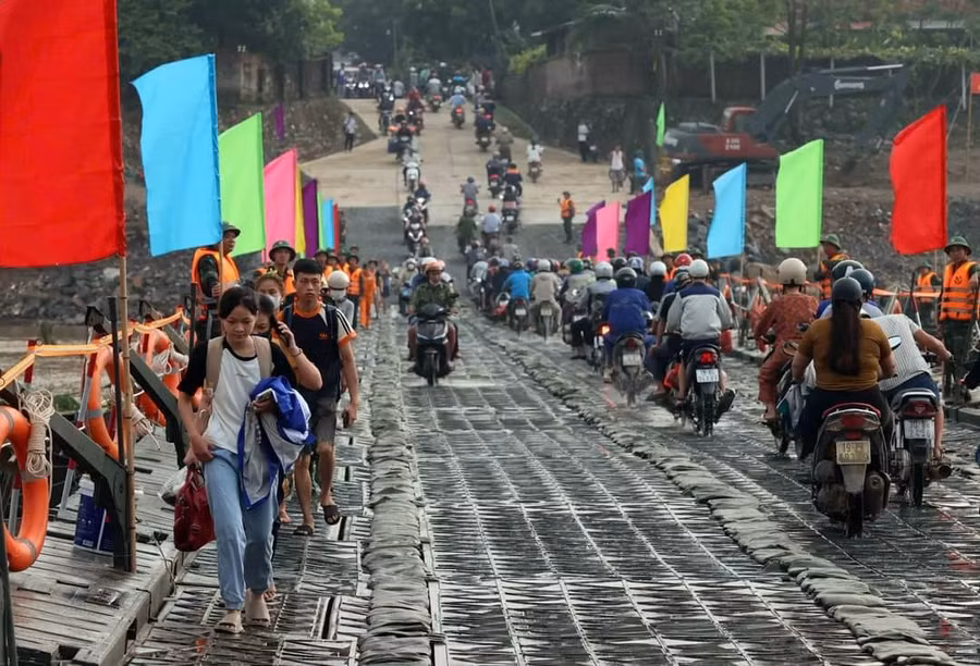 6h sáng 30/9, chính thức thông xe cầu phao Phong Châu.