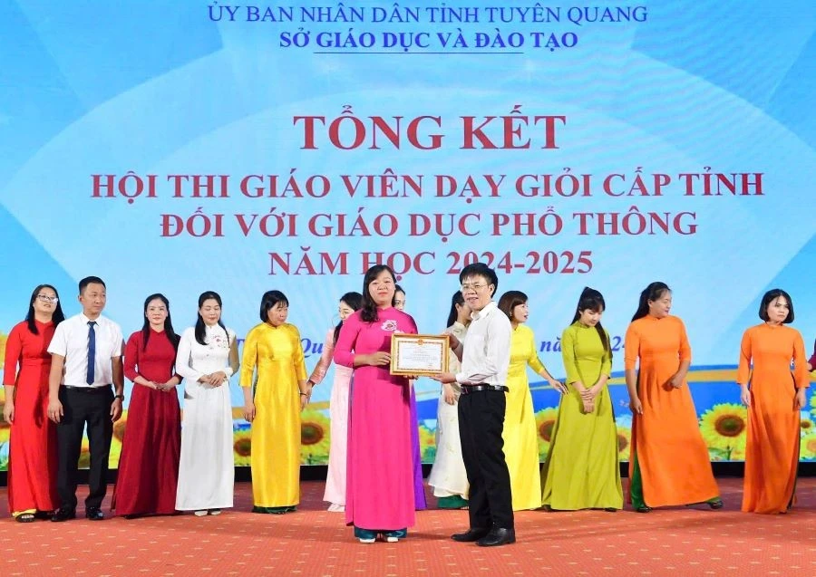 Cô Ứng Thị Minh Hà nhận giấy khen của Giám đốc Sở GD&ĐT tỉnh Tuyên Quang đã có thành tích xuất sắc trong Hội thi Giáo viên giỏi cấp tỉnh năm 2024.