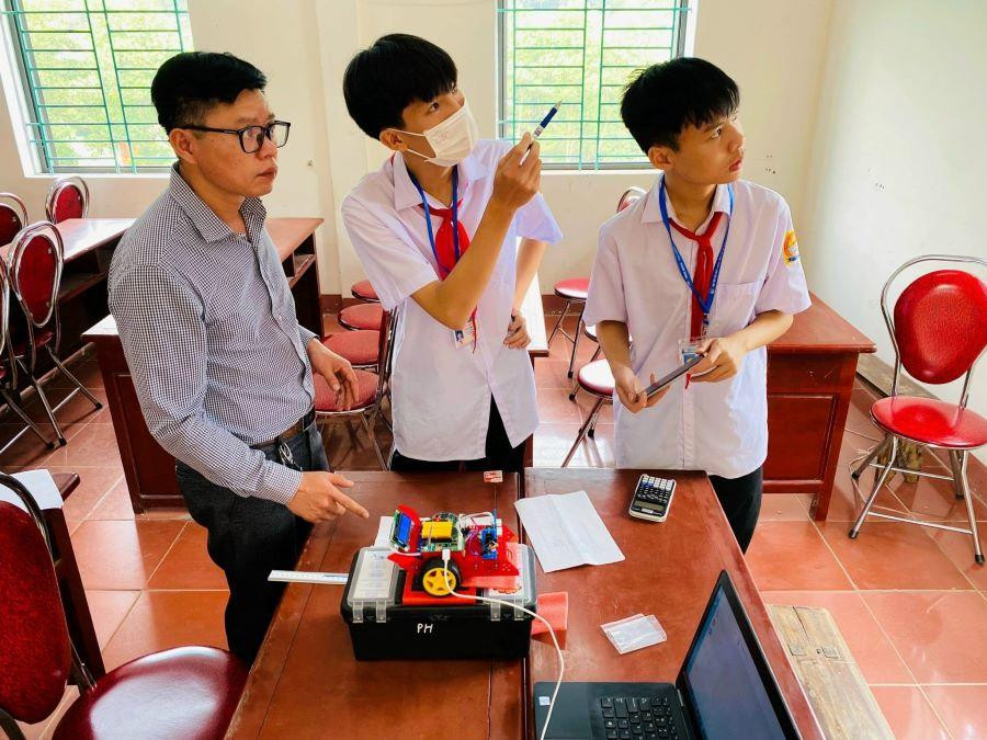 Thầy giáo Nguyễn Hoàng Hải - Hiệu trưởng Trường THCS Phú Hộ (thứ nhất bên trái) hướng dẫn HS thực hiện robot để dự Thi Sáng tạo thanh thiếu niên nhi đồng cấp tỉnh. z5509271509394_864c67c81b0c9c741861a435985342b9.jpg