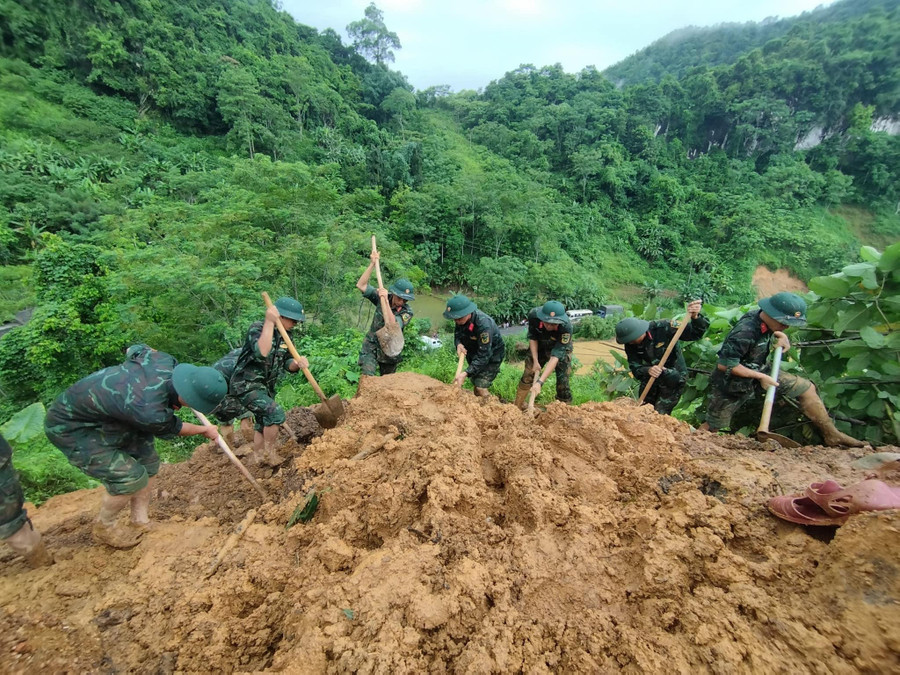 Lực lượng vũ trang Hà Giang tham gia tìm kiếm nạn nhân.