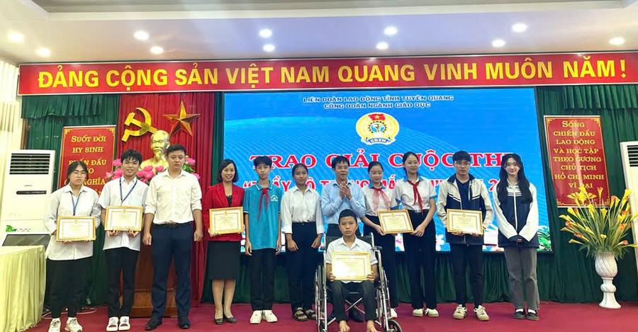 Ông Nguyễn Văn Hiền, Phó Giám đốc Sở GD&ĐT tỉnh Tuyên Quang trao Giấy chứng nhận đạt giải Nhất các nhóm tác giả.