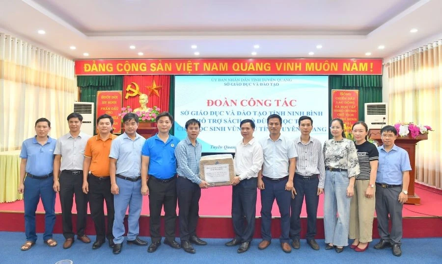 Ngành Giáo dục Ninh Bình tặng sách và đồ dùng học tập cho học sinh vùng lũ Tuyên Quang.