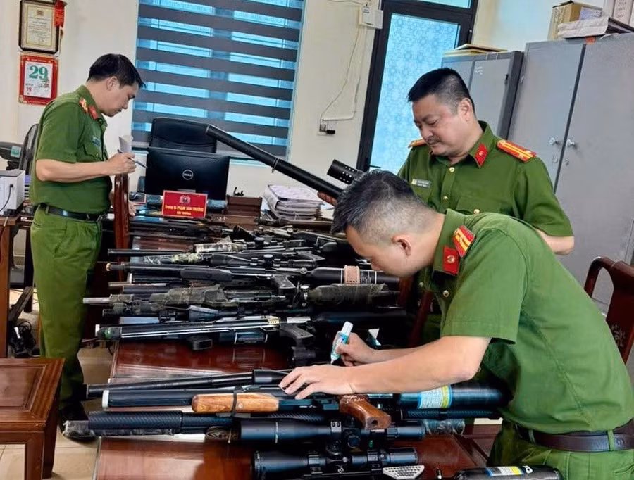 Công an tỉnh Tuyên Quang tổng hợp, phân loại các loại vũ khí đã thu hồi.