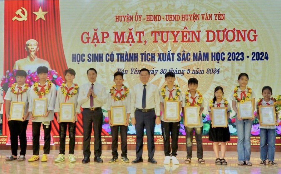 Những học sinh xuất sắc được khen thưởng tại Văn Yên.