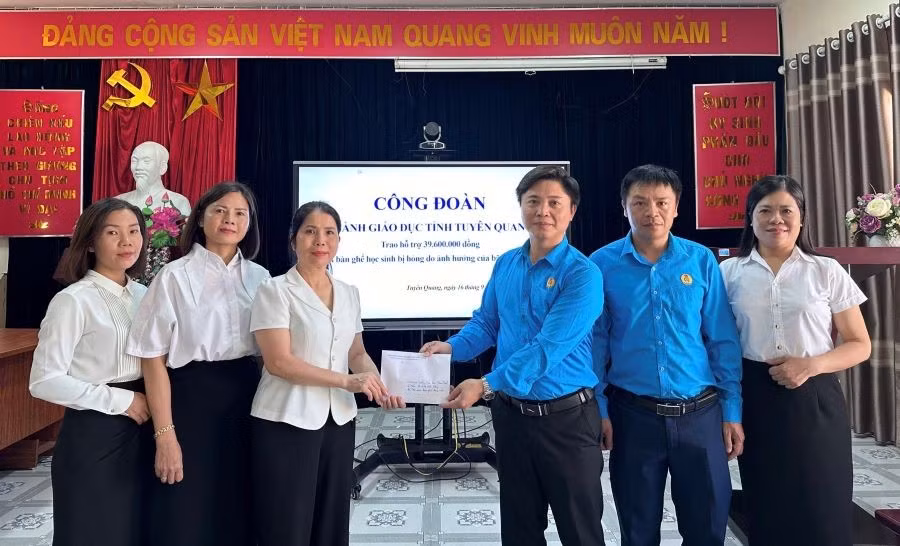 Ảnh 4. Trao hỗ trợ Tiểu học Phan Thiết.jpg