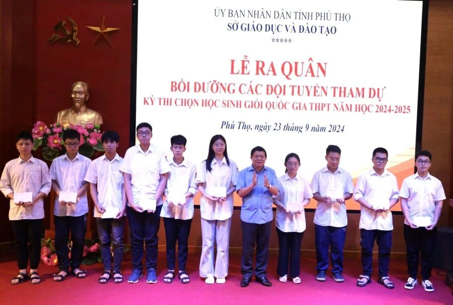 Lãnh đạo Sở GD&ĐT tỉnh Phú Thọ trao quà động viên các tổ giáo viên bồi dưỡng các đội tuyển tham dự Kỳ thi chọn học sinh giỏi Quốc gia THPT, năm học 2024-2025