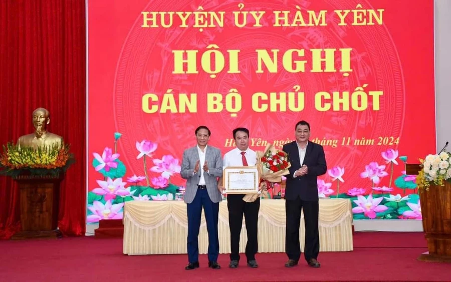 Thầy giáo Trình nhận Bằng khen của Ban tuyên giáo Trung ương. (Ảnh: ĐVCC)