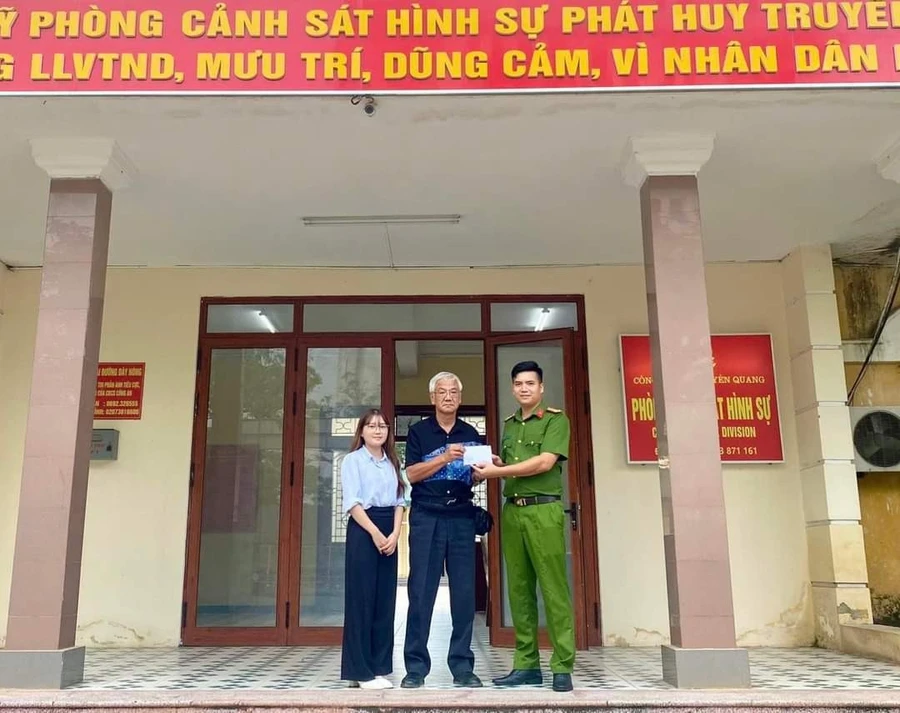 Công an tỉnh Tuyên Quang nhận thư ông Shishido Sensuke cảm ơn đã thu hồi số tiền bị mất trộm. (Ảnh: CA Tuyên Quang)