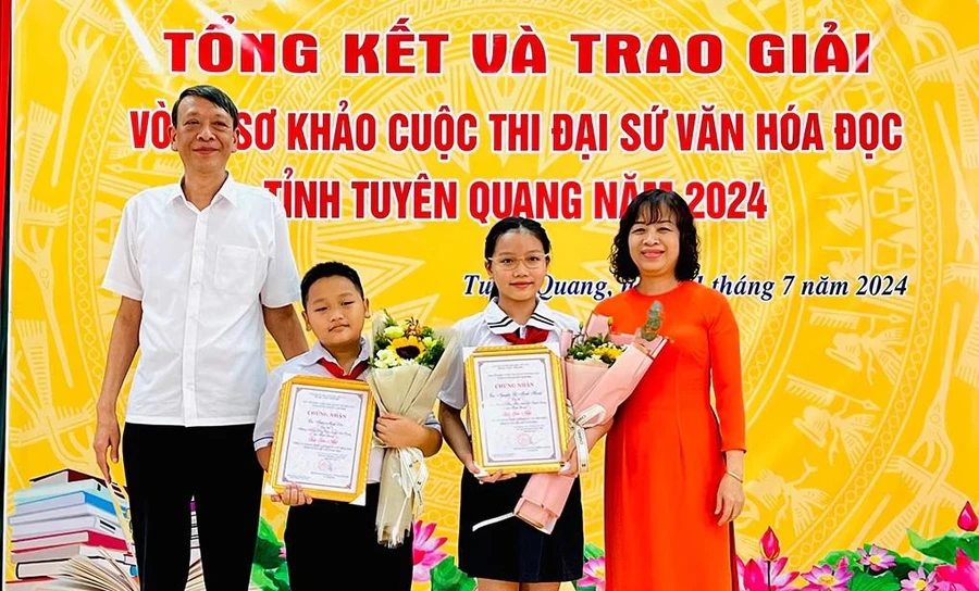 Lê Minh Hạnh nhận giải Nhất cuộc thi Đại sứ văn hóa đọc tỉnh Tuyên Quang.