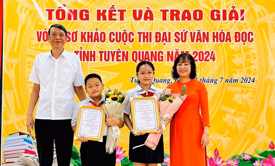 Lê Minh Hạnh nhận giải Nhất cuộc thi Đại sứ văn hóa đọc tỉnh Tuyên Quang.