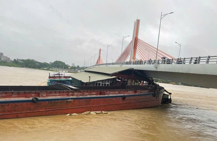 Tàu mắc kẹt tại cầu Vĩnh Phú sáng 10/9.